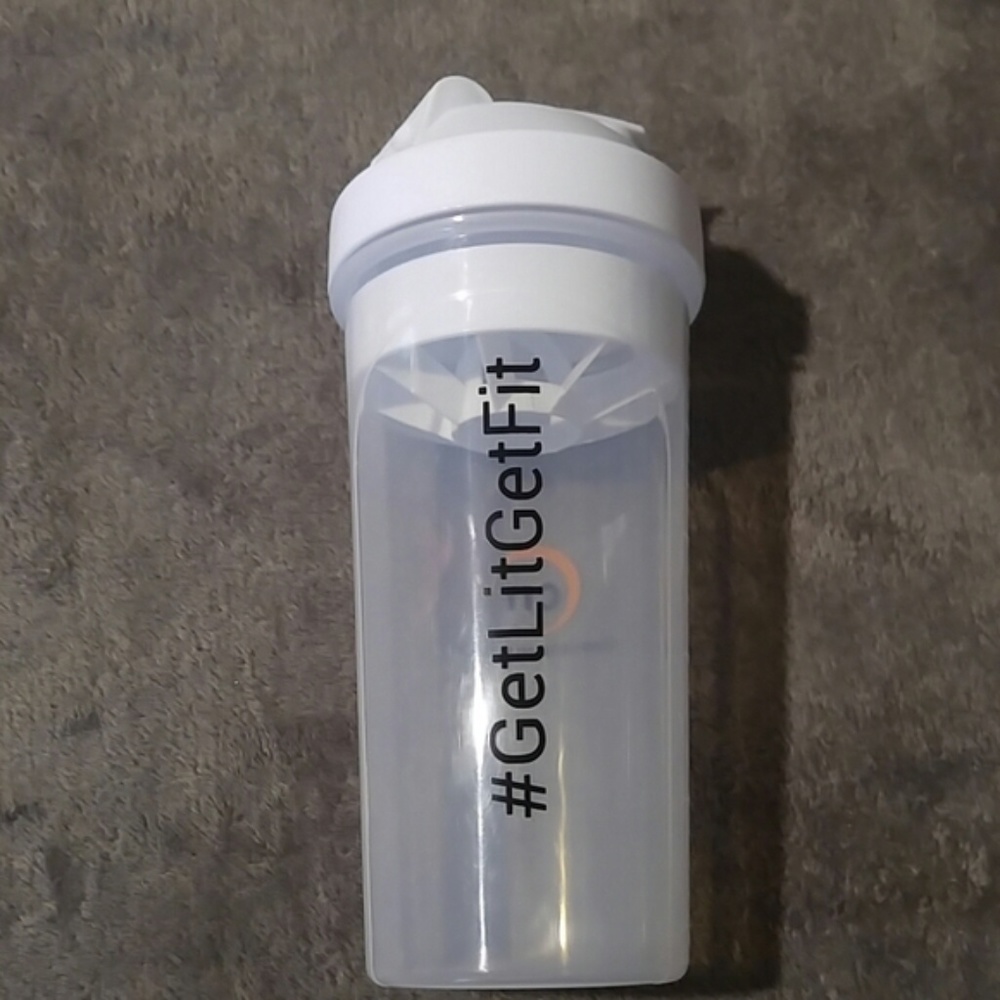 8 Complete Nutrition shaker bottles - Picture 5 of 6